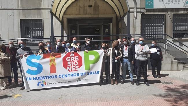 Concentración a las puertas del centro de salud de Gran Capitán.