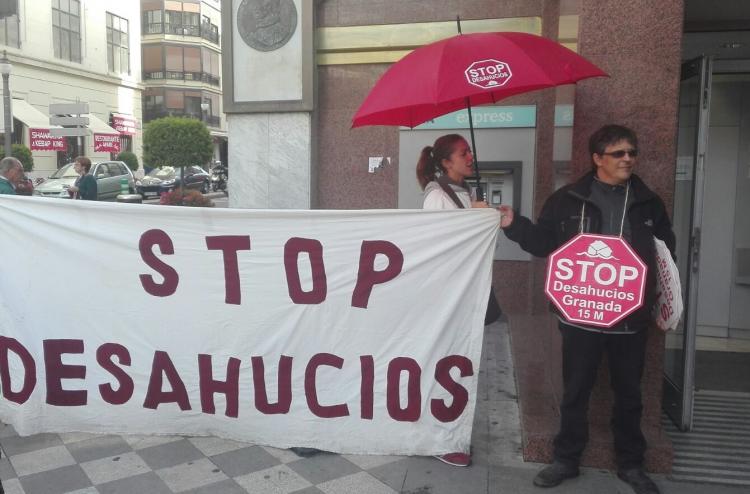 Concentración de protesta de Stop Desahucios el pasado jueves en la plaza Isabel la Católica. 