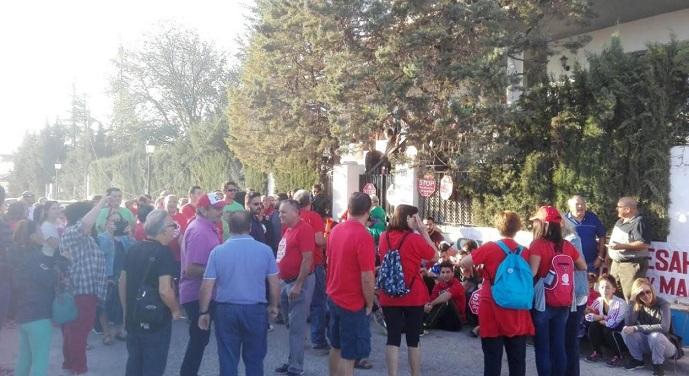 Concentración ciudadana en la puerta de la vivienda. 