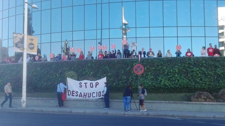 Miembros de Stop Desahucios frente a la sede central de Caja Rural.