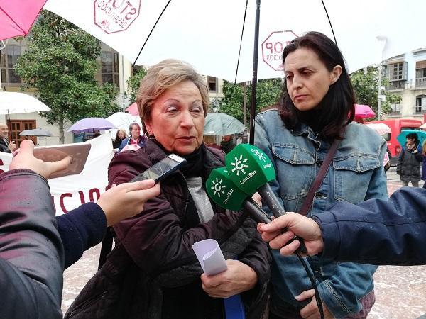 Mercedes (derecha) con una representante de Stop Desahucios 15M.