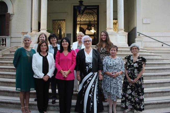 Las premiadas, con la subdelegada del Gobeirno.