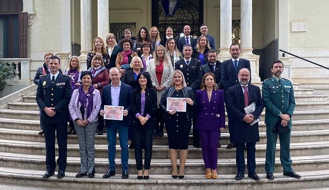 Premiados e instituciones, a las puertas de la Subdeegación del Gobierno.