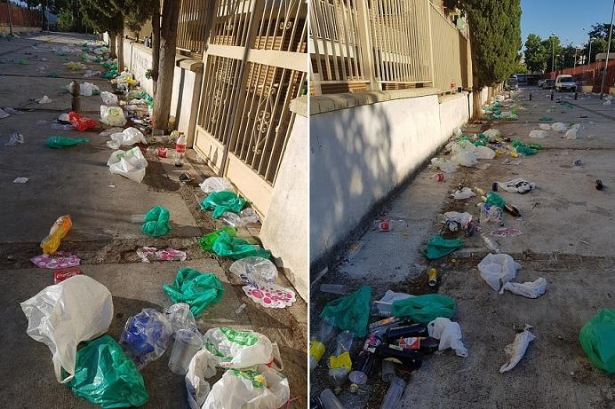 Una de las calles repletas de restos de botellón.