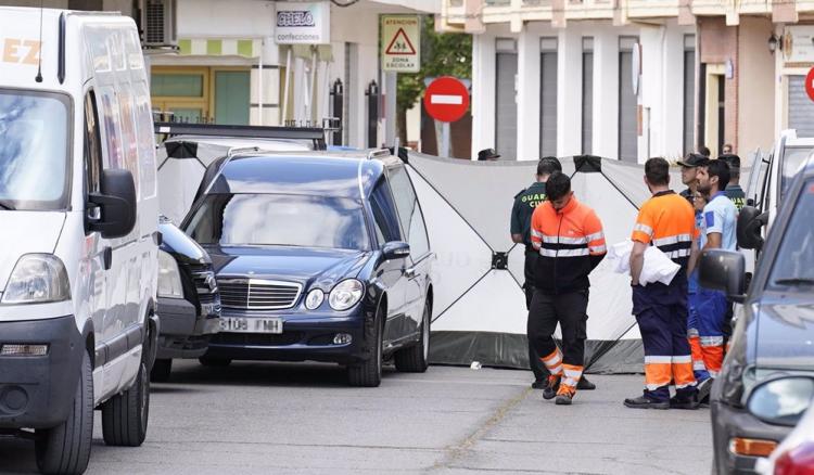 La Guardia Civil y los servicios funerarios en la puerta del domicilio donde se produjo el crimen de los dos menores a manos de su abuelo, que luego se suicidó. Archivo.