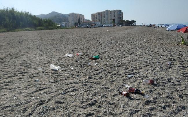 Restos de un botellón en una playa de Torrenueva.