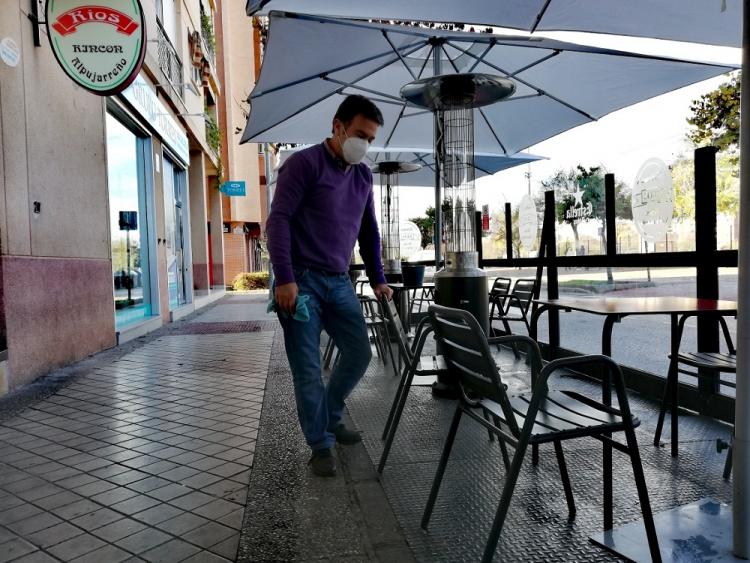 La Taberna Ríos, en el Zaidín, se preparaba este lunes para volver a recibir a su fiel clientela.