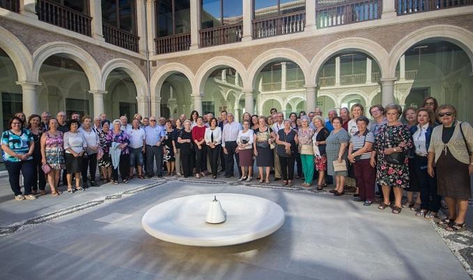 Personas mayores en la presentación de los talleres. 