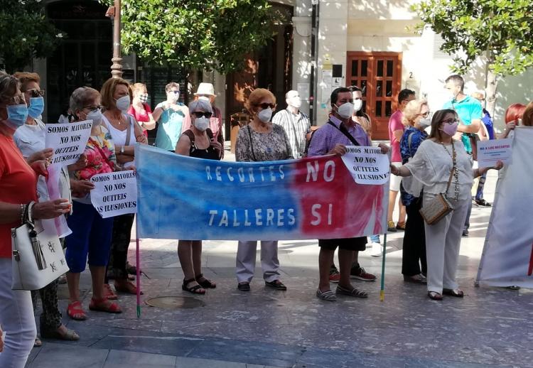 Imagen de una protesta por la supresión de talleres para mayores.