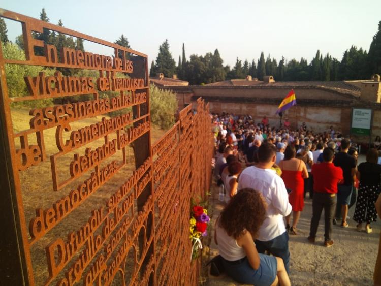 El movimiento memorialista de Granada ha honrado este 20 de julio la memoria de los hombres y mujeres asesinados por el franquismo. El movimiento memorialista de Granada ha honrado este 20 de julio la memoria de los hombres y mujeres asesinados por el franquismo.