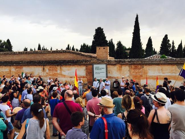 Homenaje a las víctimas asesinadas en la tapia del cementerio de Granada.