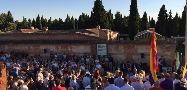 Más asistencia que en años anteriores al homenaje a las víctimas del franquismo en la tapia del cementerio de Granada.