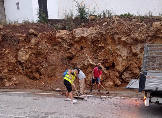 Tareas de limpieza, el pasado lunes, en Albuñol.