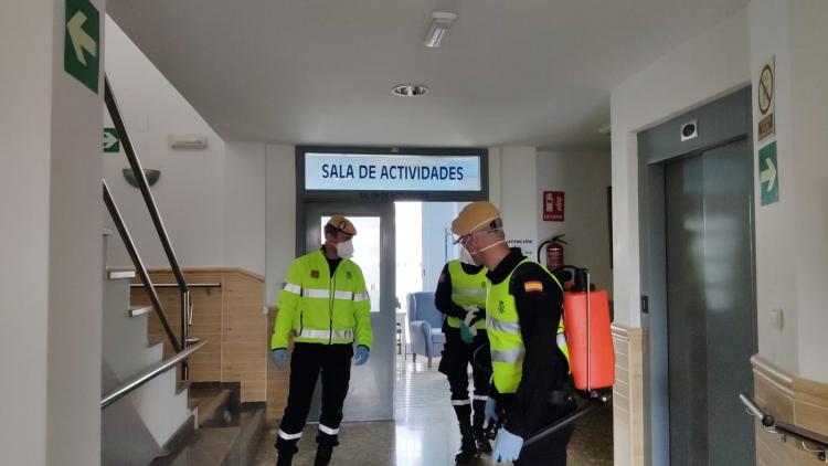 La UME, en labores de desinfección llevadas a cabo este viernes en Granada. 