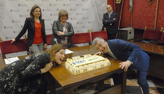 Una tarta de piononos ha presidido la presentación del evento.