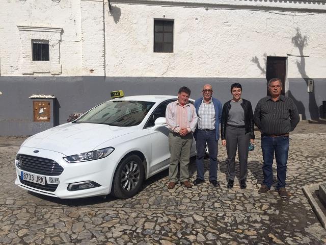 La delegada de Fomento y Vivienda, con el taxi que hará la ruta. 