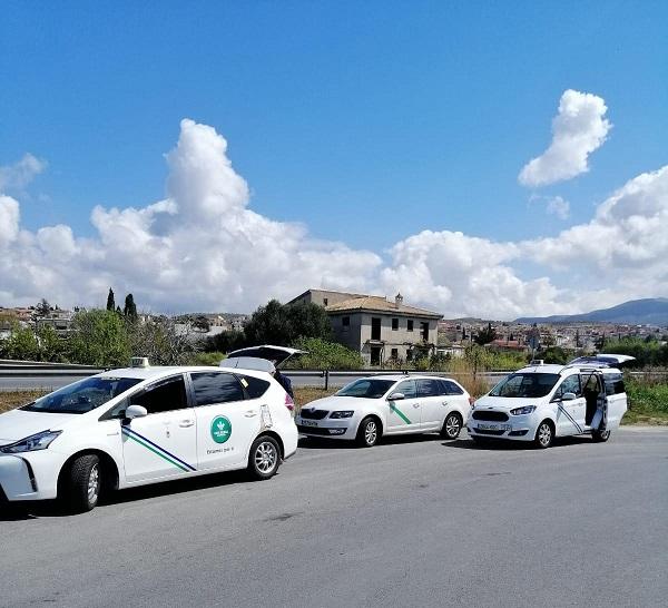 Los taxistas de Monachil recogen a domicilio las máscaras para entregarlas a los hospitales.