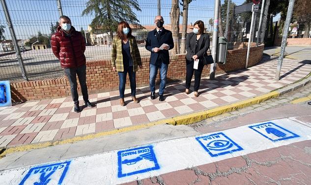 Paso de peatones señalizado con pictogramas en Albolote. 