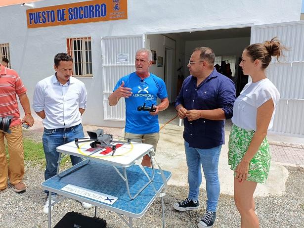 Un técnico explica el funcionamiento del dron que se ha empleado este verano para vigilar las playas sexitanas. 