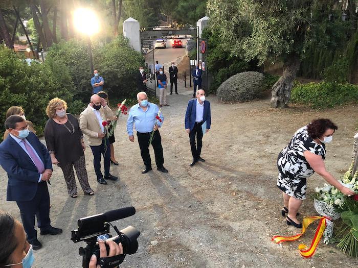 Teresa Jiménez, deposita un ramo de flores en el monolito en el Parque de Alfacar.