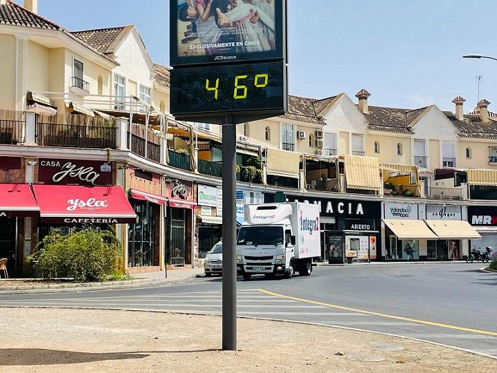 Termómetro en la rotonda de Palacio de Deportes, con 46º este viernes, una temperatura no oficial pero que refleja el fuerte calor sufrido en la capital. 