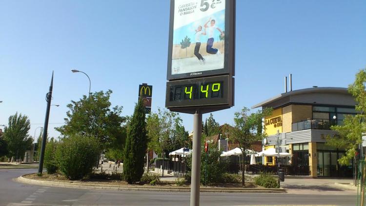 El termómetro de la rotonda del bulevar Carlos V marcaba este domingo 44 grados.