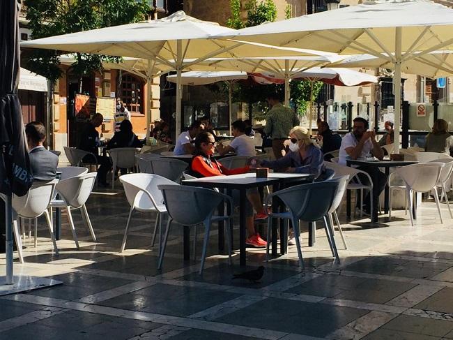 Imagen de archivo de una terraza en Plaza Nueva. Imagen de archivo de una terraza en Plaza Nueva.