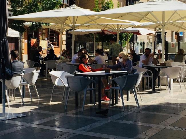 Imagen de archivo de una terraza en Plaza Nueva.