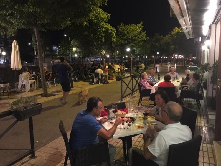 Las dos aceras tomadas en una calle de Granada, hay que pasear por la calzada.