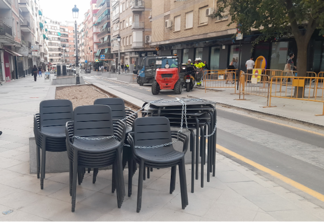 Doce incipientes terrazas han tomado ya posesión de la calle, antes de que los albañiles la acaben.