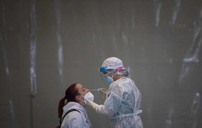 Una profesional sanitaria practica un test Covid.