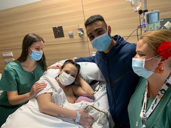 Thiago, con Estefanía y Alejandro, sus padres, y la matrona y la enfermera que asistieron el parto.