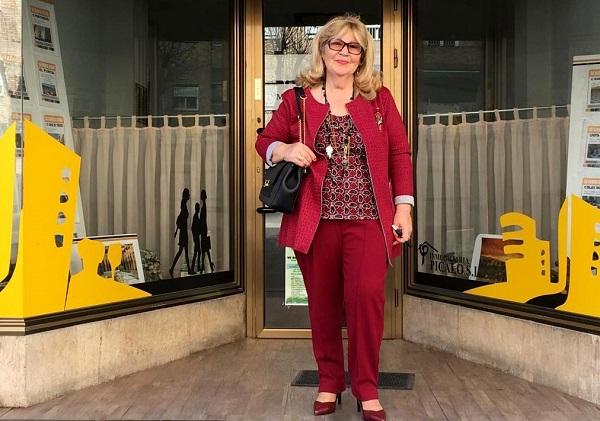 Ángela, fiel a su cita diaria, en la puerta de la inmobiliaria Pícalo. Ángela, fiel a su cita diaria, en la puerta de la inmobiliaria Pícalo.