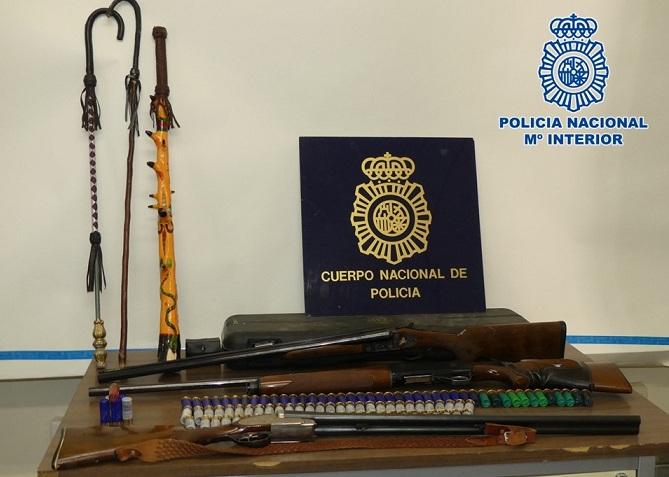 Armas y munición requisadas por los agentes.