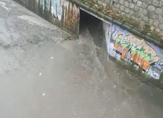 Agua vertida al Genil repleta de toallitas Salida de un colector al Genil repleto de toallitas.
