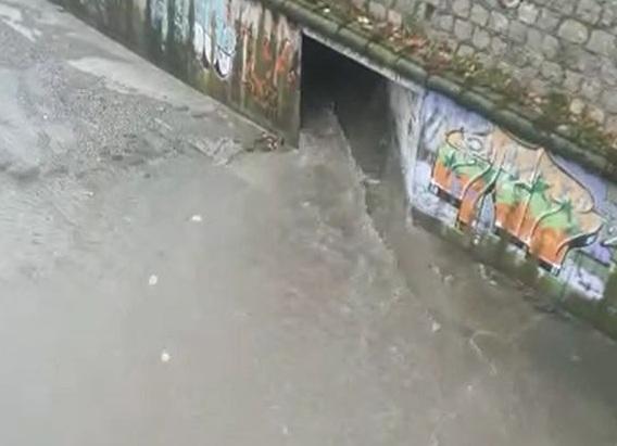 Salida de un colector al Genil repleto de toallitas. 