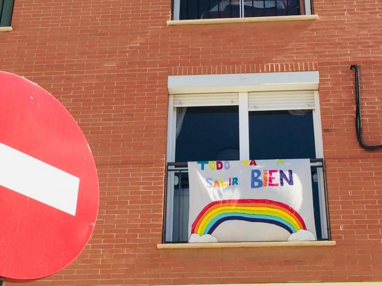 Cartel con el mensaje 'Todo va a salir bien' en una ventana. Cartel con el mensaje 'Todo va a salir bien' en una ventana.