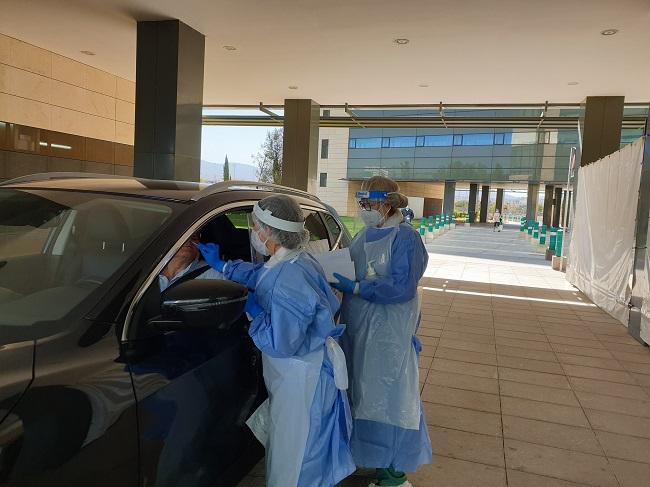 Toma de muestras en el 'autocovid' del San Cecilio. Toma de muestras en el 'autocovid' del San Cecilio.