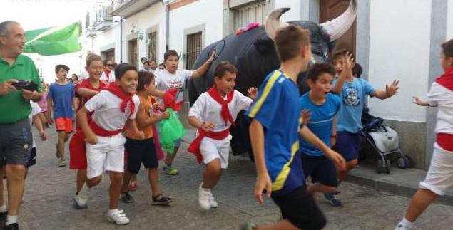 Toros de plástico hinchables como el de la foto recorrerán las calles del municipio.