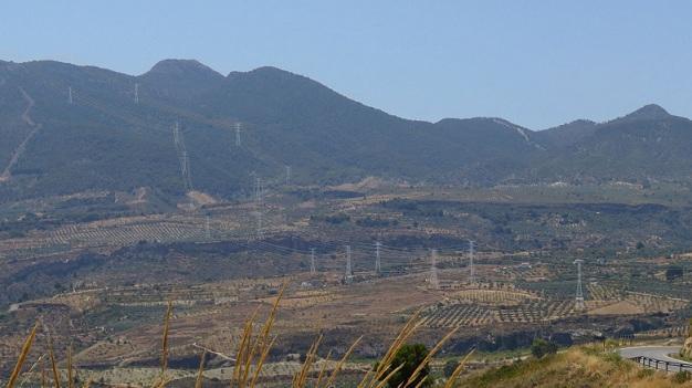 Recreación de cómo quedarían las torres eléctricas en el Valle de Lecrín.