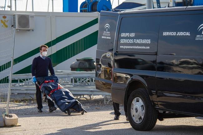 El cuerpo ha sido trasladado desde el Puerto de Motril al Instituto de Medicina Legal. El cuerpo ha sido trasladado desde el Puerto de Motril al Instituto de Medicina Legal.