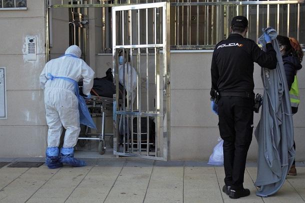 Momento del traslado de los cadáveres por los servicios funerarios. 