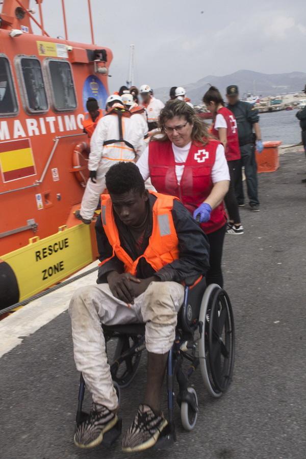 Cruz Roja ha trasladado al Hospital de Motril a una de las personas rescatadas.
