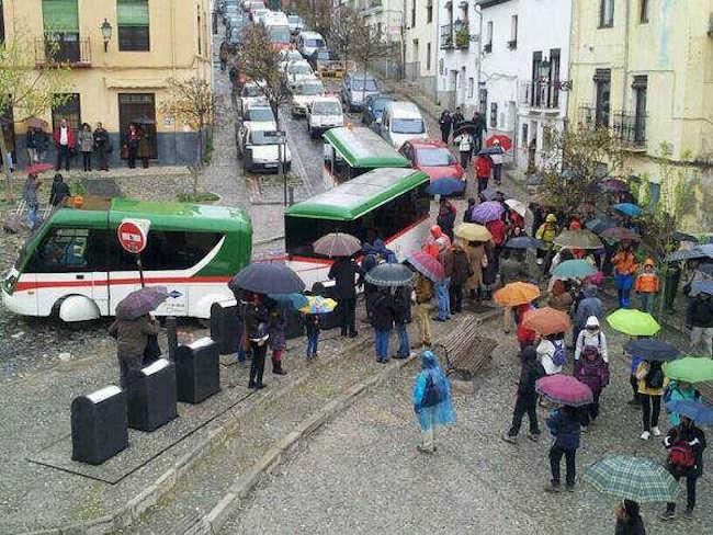 Colapso originado al paso del tren turístico.