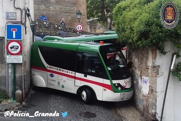 El accidente del tren turístico ha cortado el Carril de la Lona, en el que ya se ha restablecido el tráfico.