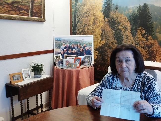 Trinidad Laraño Cano, rodeada de fotografías de su familia, muestra la carta de despedida de su padre, José Laraño Capeli.