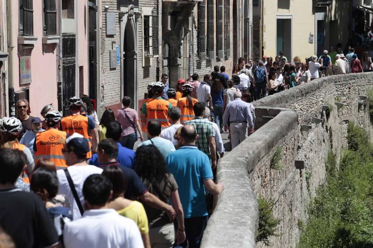 Turistas y usuarios de 'segways' en la Carrera del Darro.