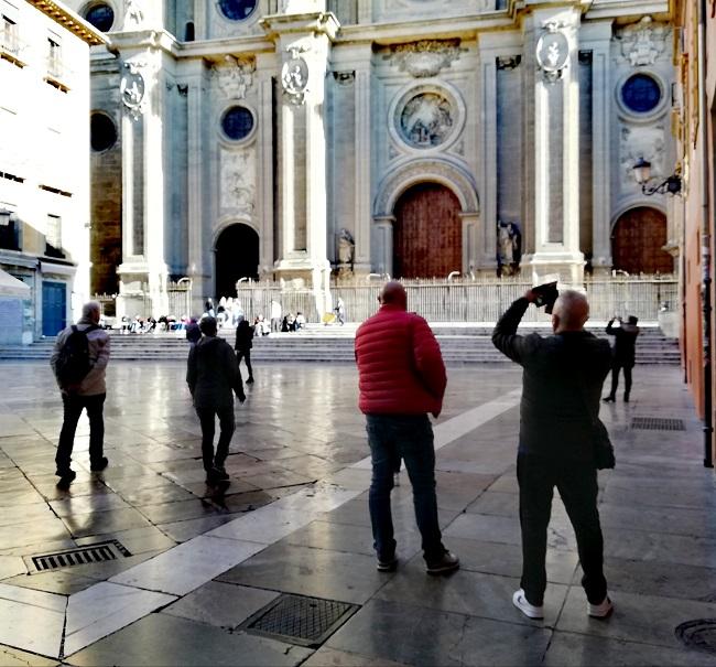 Turistas junto a la Catedral de Granada. 
