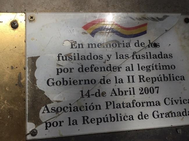 Una de las placas en memoria de las víctimas del fascismo en el Barranco de Víznar.