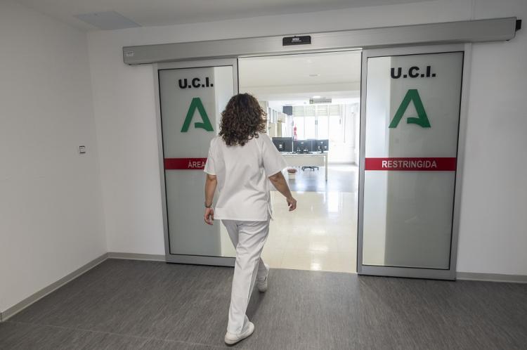 Imagen de archivo del acceso a la UCI del Doctor Olóriz.